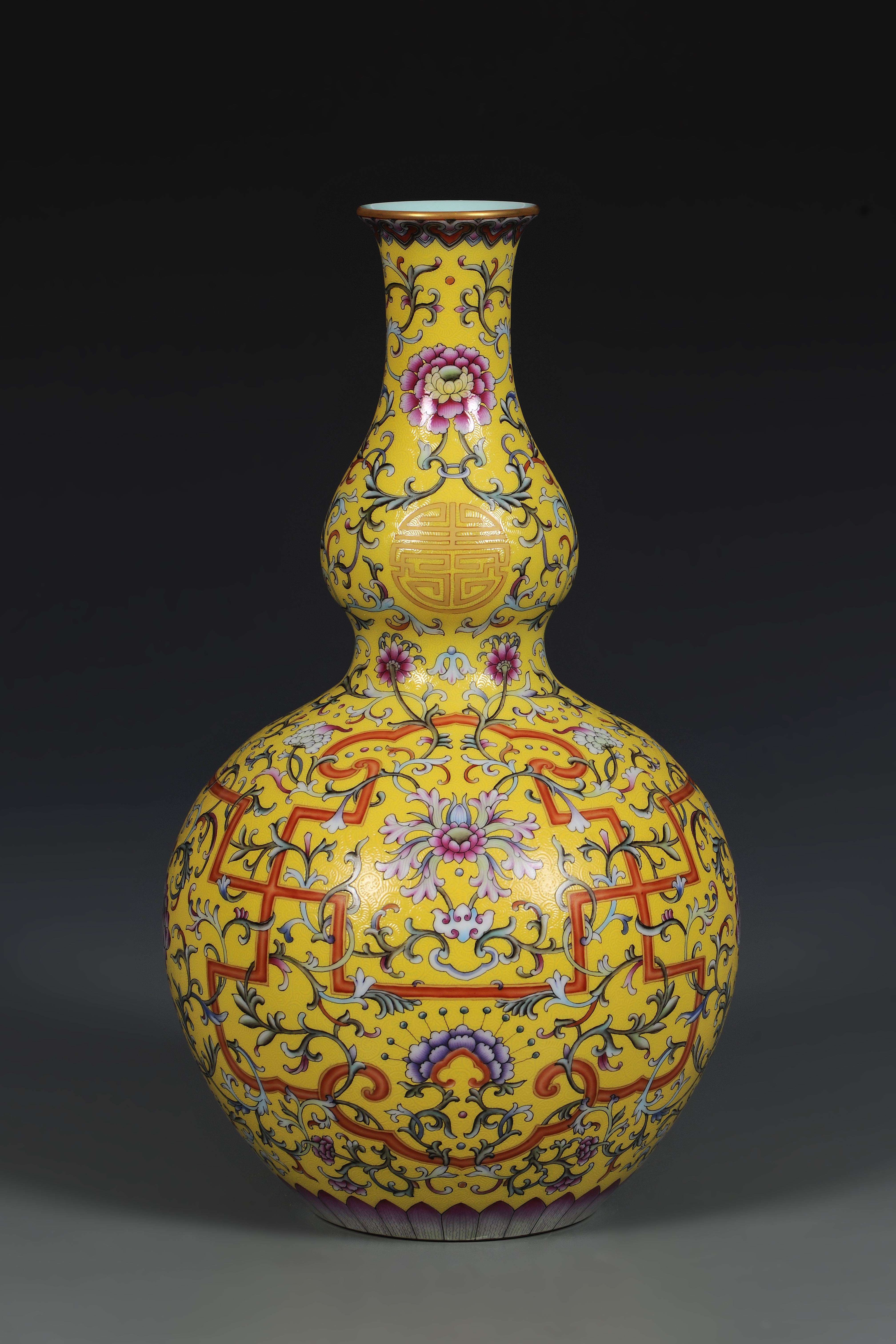 黃地粉彩萬壽連年圖長頸葫蘆瓶